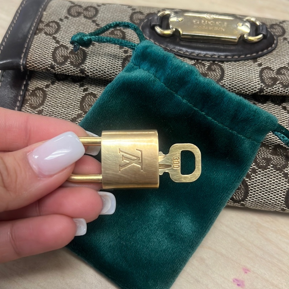 LV LOCK AND KEY 300